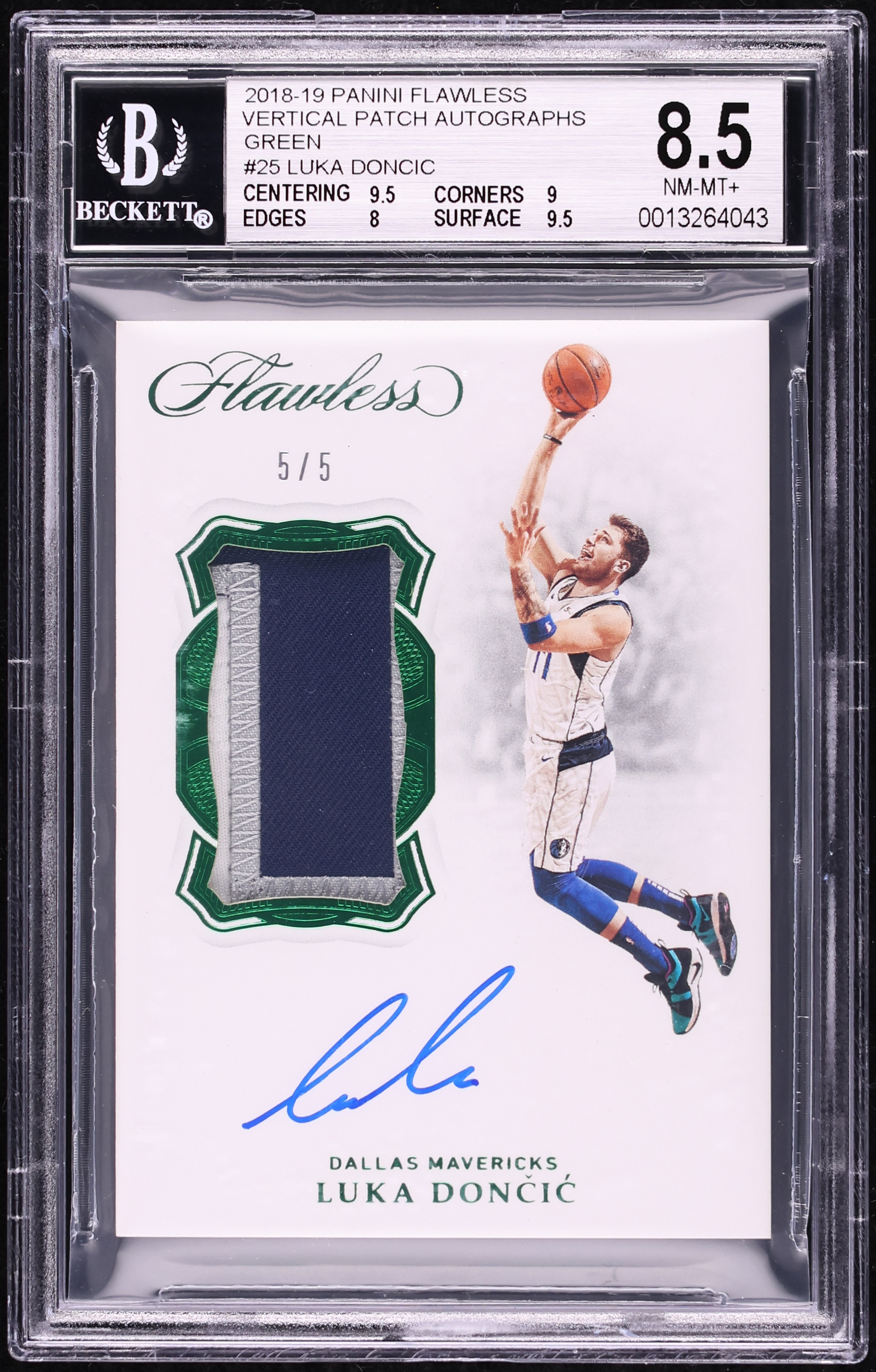 2018 Panini Flawless Vertical Green Luka Doncic ROOKIE PATCH AUTO