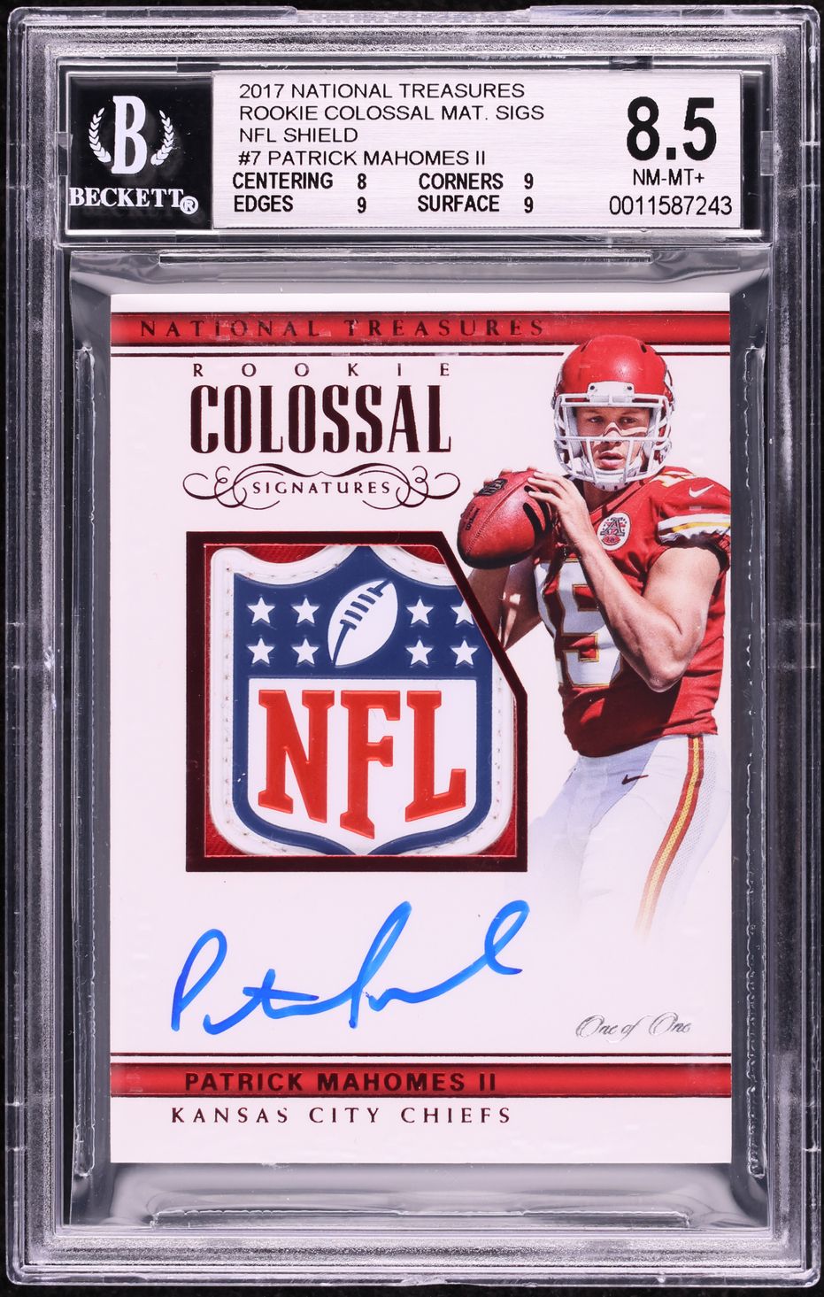 2017 National Treasures Patrick Mahomes II RC NFL SHIELD PATCH AUTO 1/1 BGS 8.5